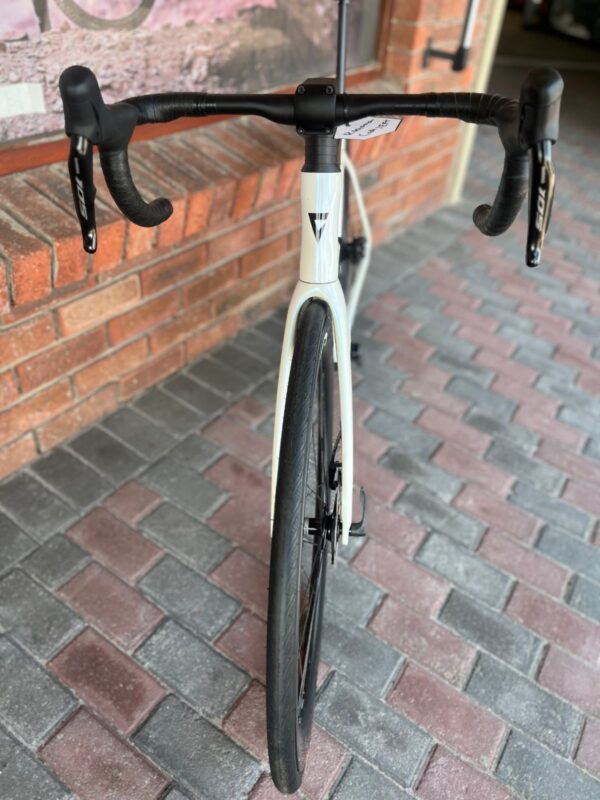 Pre-owned Giant Propel Advanced 1 Medium – front view of cockpit