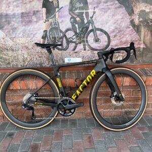Pre-owned Factor Ostro VAM Gold Medal Ultegra Di2 – drive-side profile
