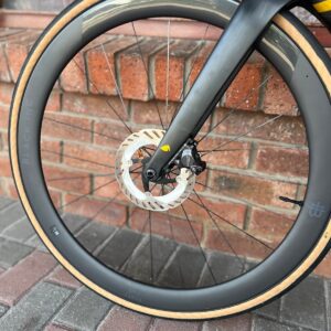 Pre-owned Factor Ostro VAM Gold Medal Ultegra Di2 – Black Inc Forty Five front wheel