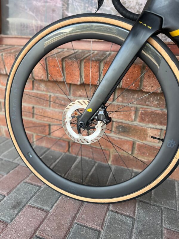 Pre-owned Factor Ostro VAM Gold Medal Ultegra Di2 – Black Inc Forty Five front wheel