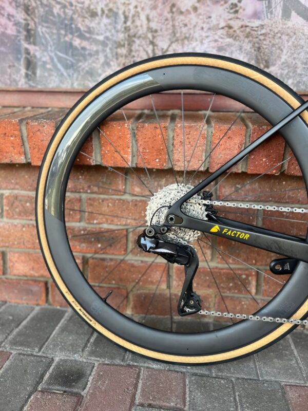 Pre-owned Factor Ostro VAM Gold Medal Ultegra Di2 – rear wheel and Ultegra Di2 derailleur