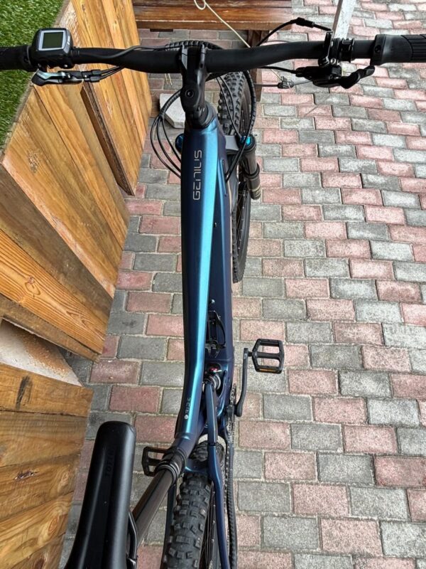 Scott Genius eRIDE 920 top tube and cockpit from above