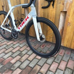 Pre-owned Trek Madone SL 7 front three-quarter view showing aero bar, fork and Aeolus Pro 5 wheel