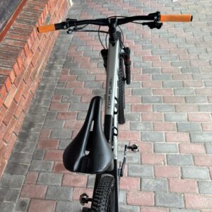 Trek Top Fuel 9.7 cockpit with orange grips and dropper post
