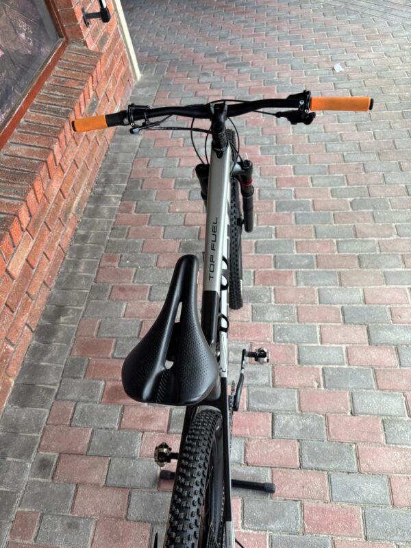 Trek Top Fuel 9.7 cockpit with orange grips and dropper post